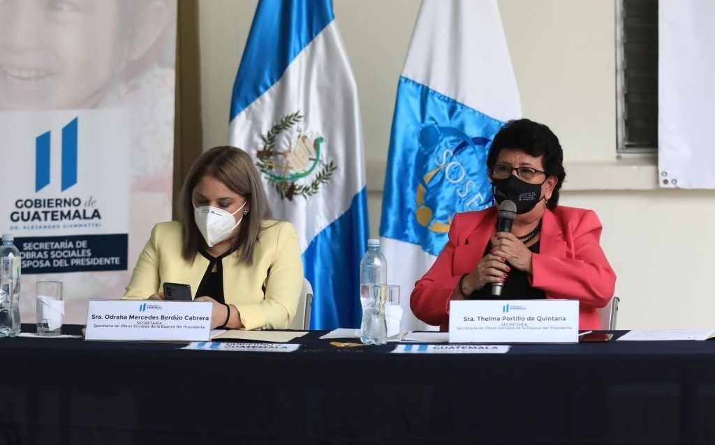 Mercedes Berdúo, directora del Programa Mis Años Dorados junto a la Secretaria de SOSEP, Thelma Portillo.