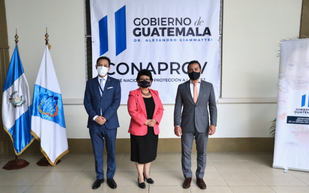 Los viceministros de Desarrollo Juan Pablo González y de Trabajo Pablo Roberto Blanco junto a la Secretaria de la SOSEP, Thelma Portillo.