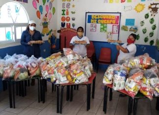 Personal del Programa Hogares Comunitarios en la entrega de alimentos a padres de los beneficiarios.