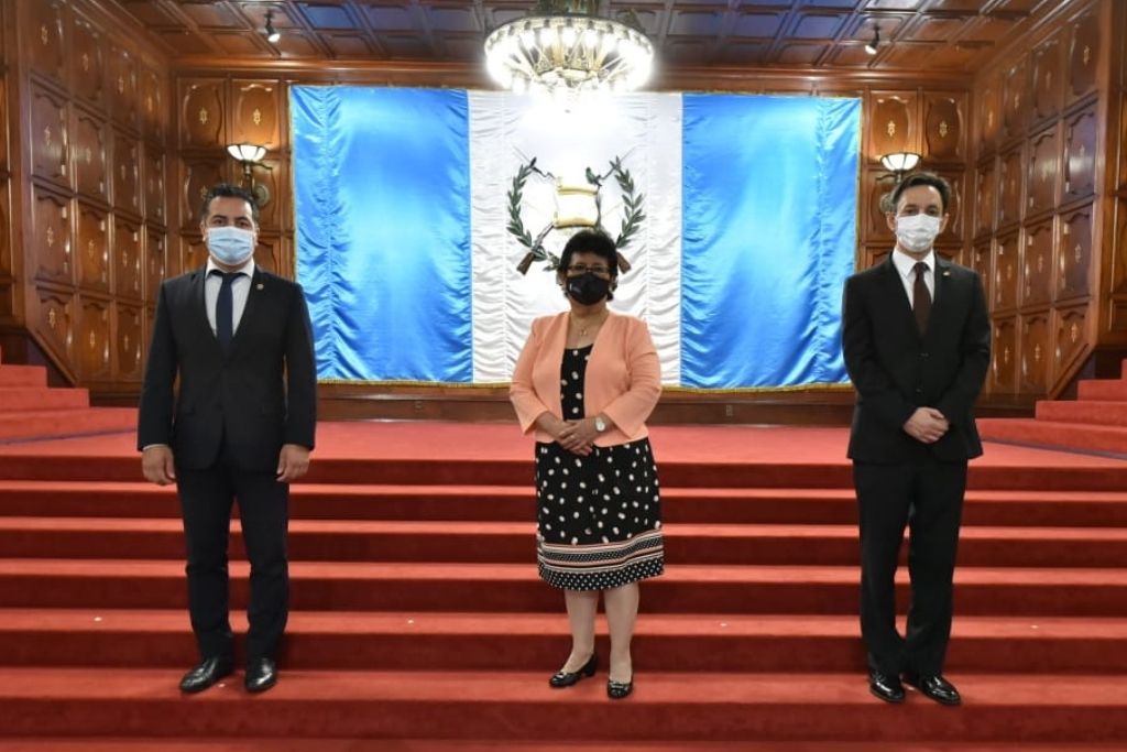 Pablo Blanco, viceministro de previsión social, Thelma Portillo, secretaria de SOSEP, y Juan Pablo González, viceministro de protección social. 