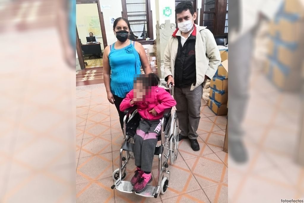 Entrega de silla de ruedas a niña con parálisis cerebral