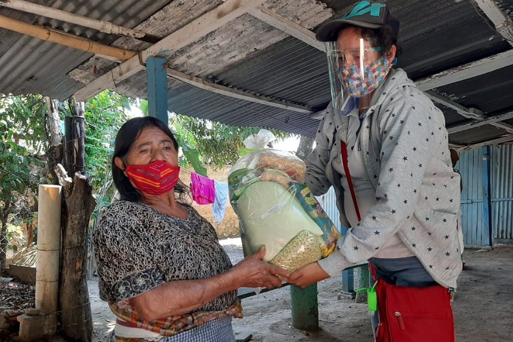 Entrega de bolsa de víveres y kit de terapia ocupacional