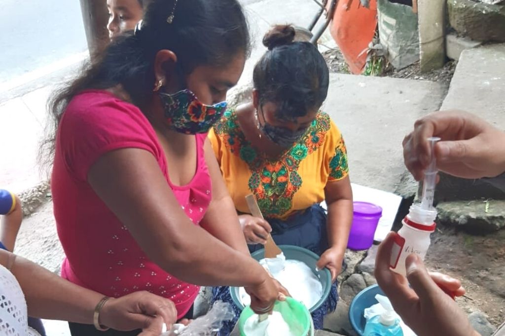 En una de las capacitaciones, las mujeres aprendieron a elaborar crema desvanecedora. 