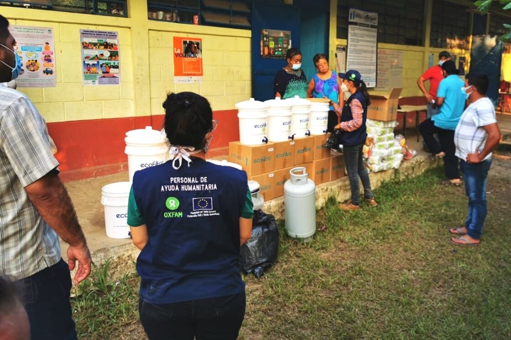 Entrega de ecofiltros, kit de alimentos y estufa con cilindro de gas