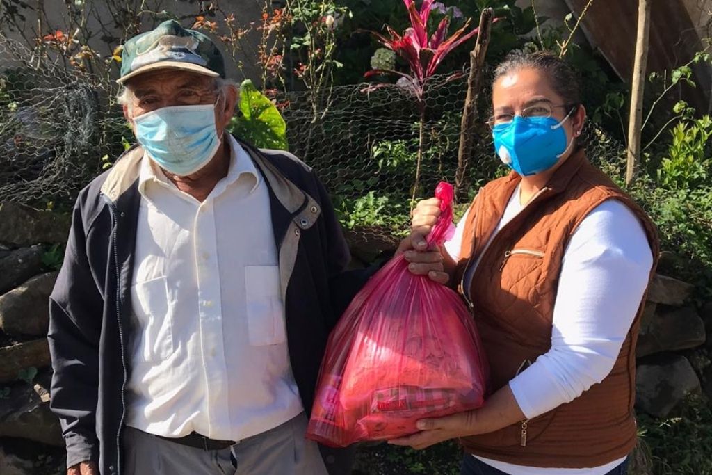 Entrega de bolsa de víveres y kit de terapia ocupacional