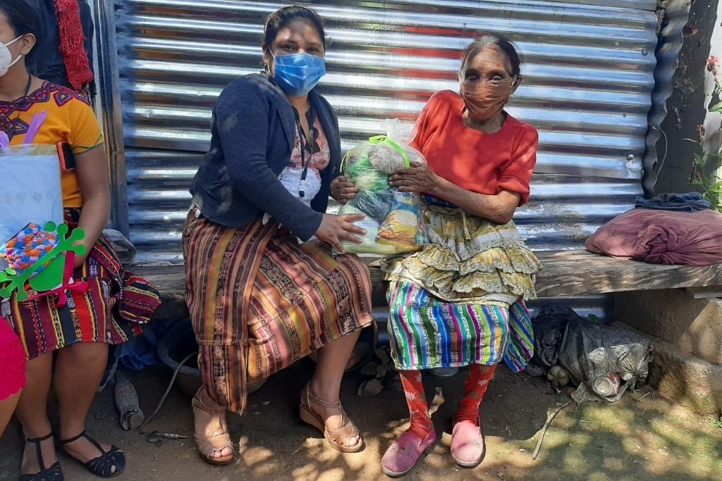 Entrega de bolsa de víveres y kit de terapia ocupacional