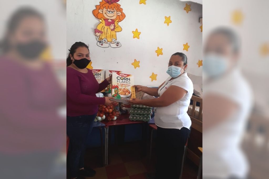 Jeymi Santa Cruz beneficiaria con víveres