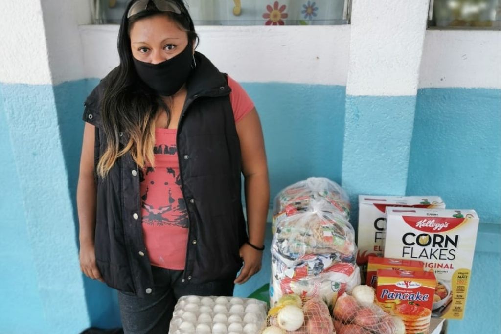 Marta Isabel Hernández beneficiaria con víveres