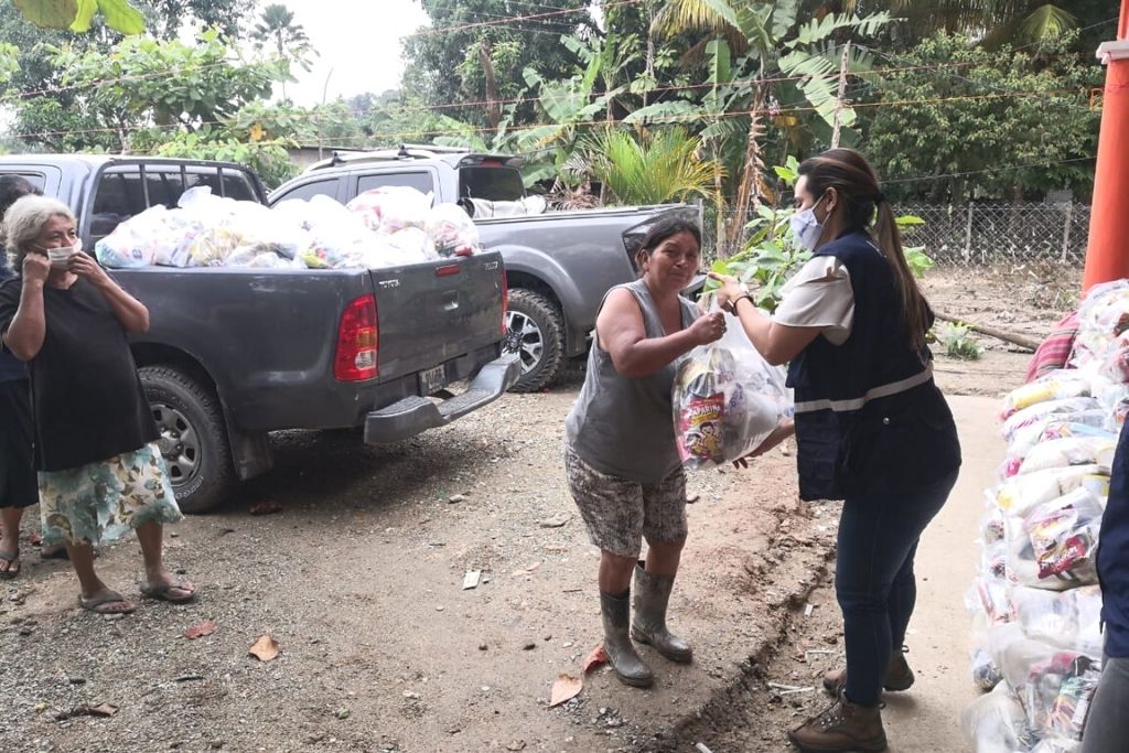 Entrega de víveres para personas afectadas por las tormentas en Izabal