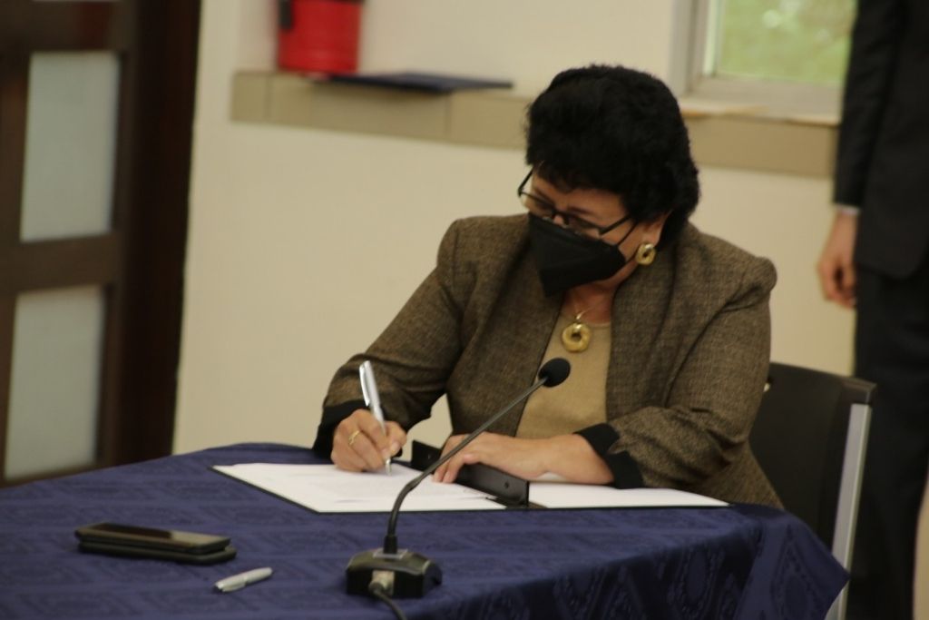 La secretaria Thelma Portillo participa en la firma de convenio. Los bienes donados serán para la atención de las Unidades Familiares de Migrantes retornados. 