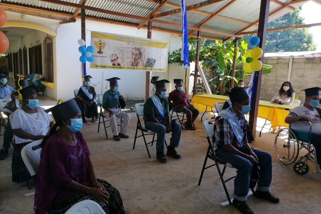 Grupo de adultos mayores que culminaron sus estudios de primaria en El Estor, Izabal
