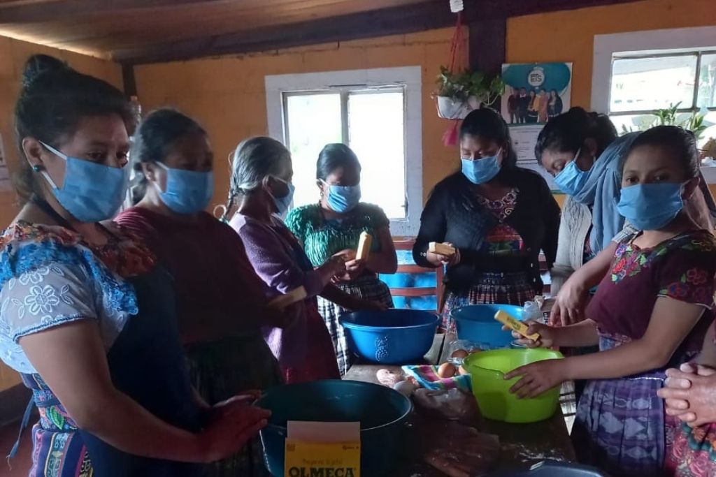 En Santa Lucía Utatlán, Sololá, mujeres elaboran churros. 