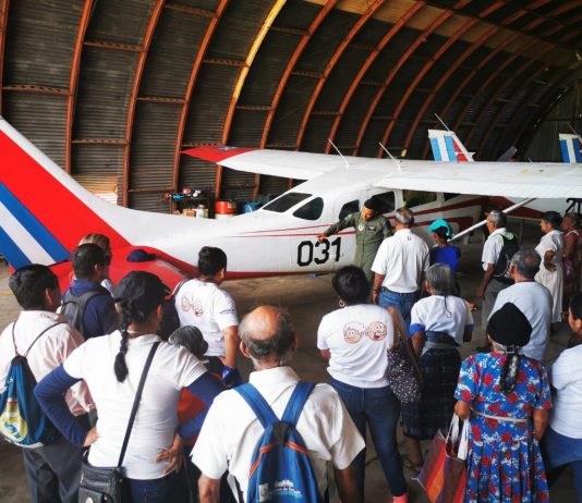 ADULTOS MAYORES VISITAN BASE AÉREA DEL SUR