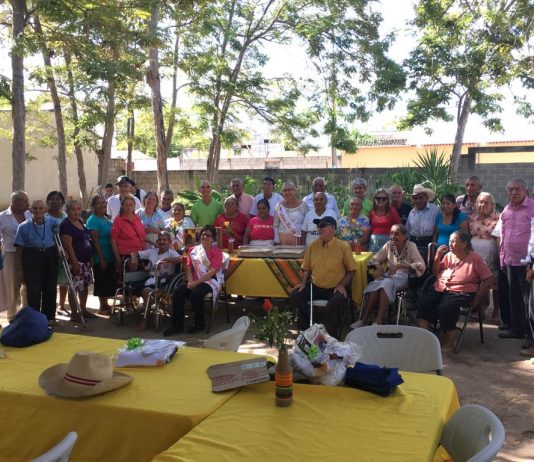 REALIZAN ACTIVIDAD CON ADULTOS MAYORES