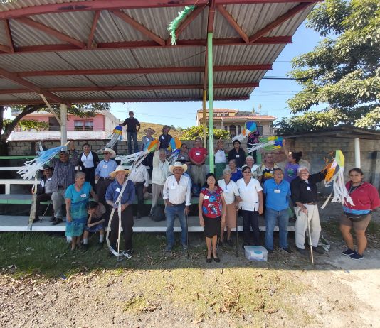 ADULTOS MAYORES VUELAN BARRILETE EN ACTIVIDAD RECREATIVA